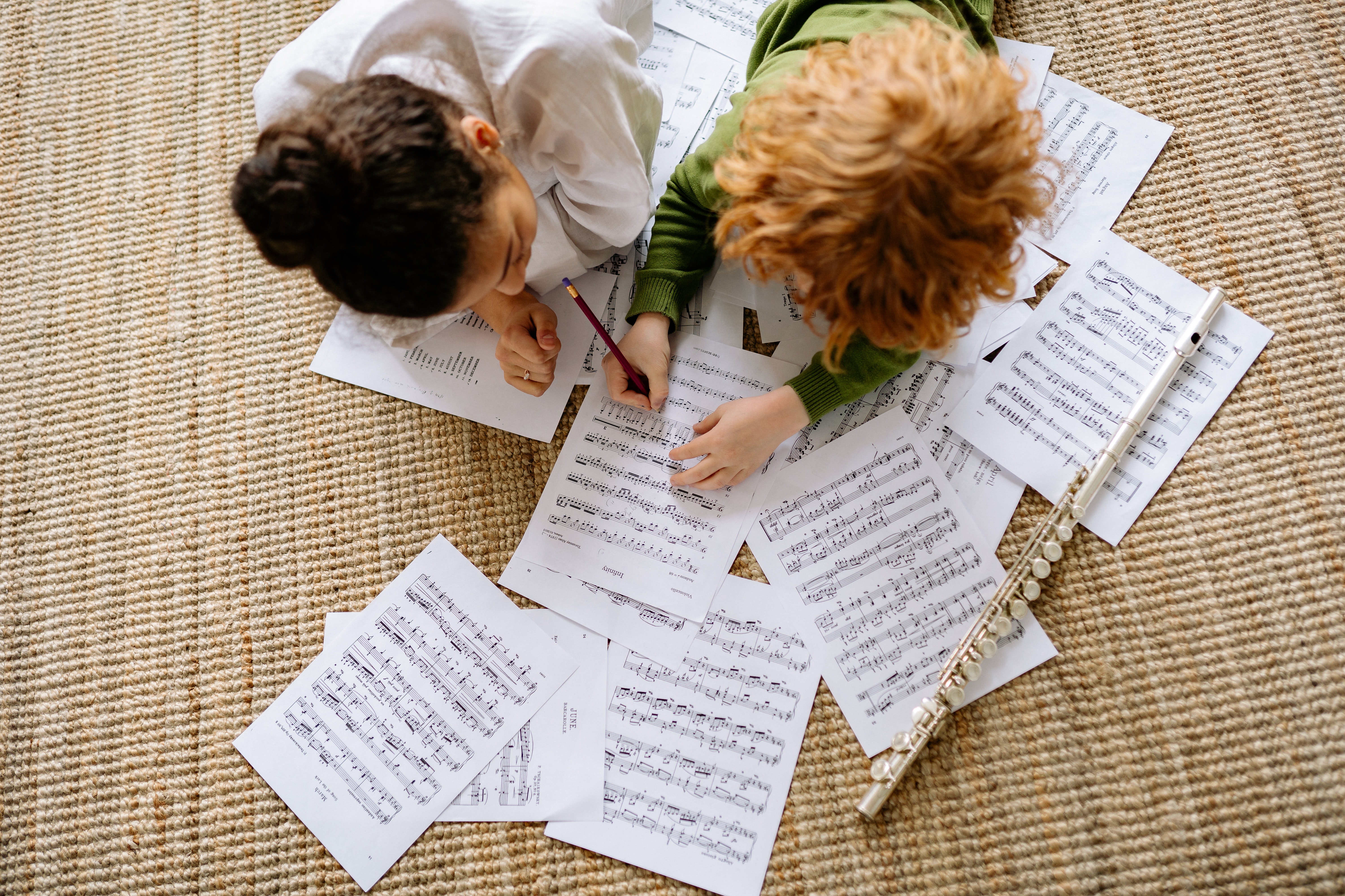 bambino studia spartito per flauto traverso