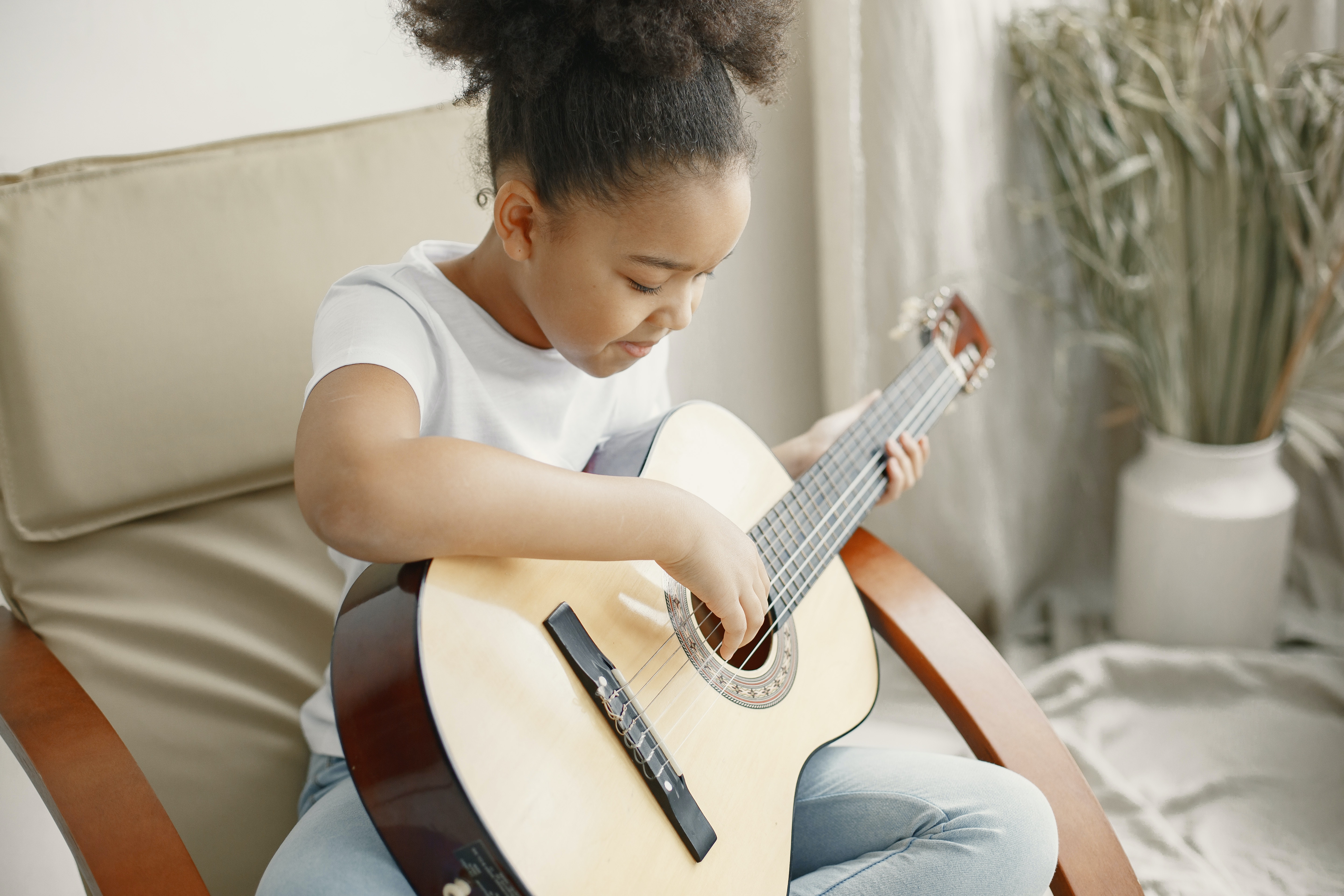 bambina con chitarra