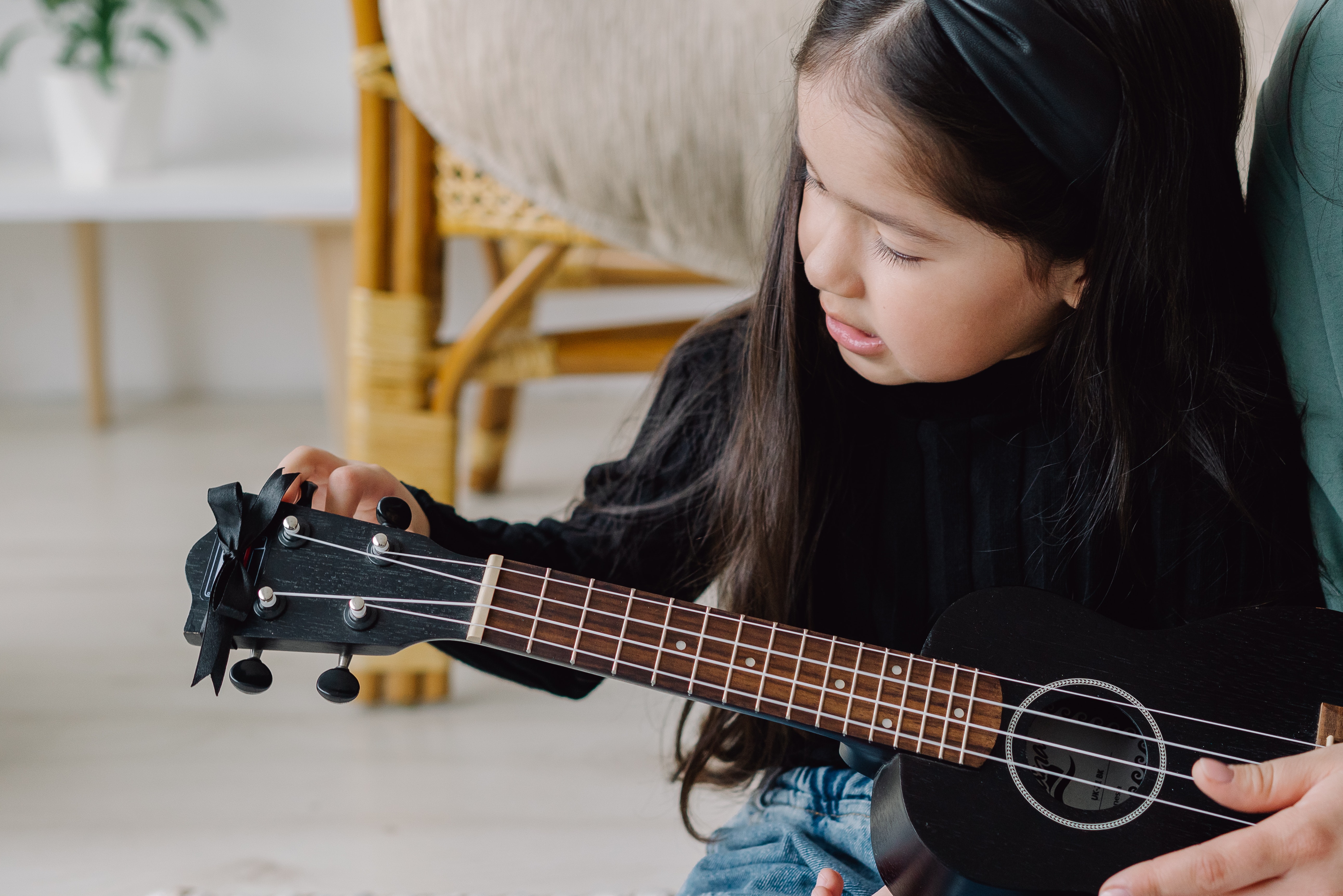 bambina con ukulele