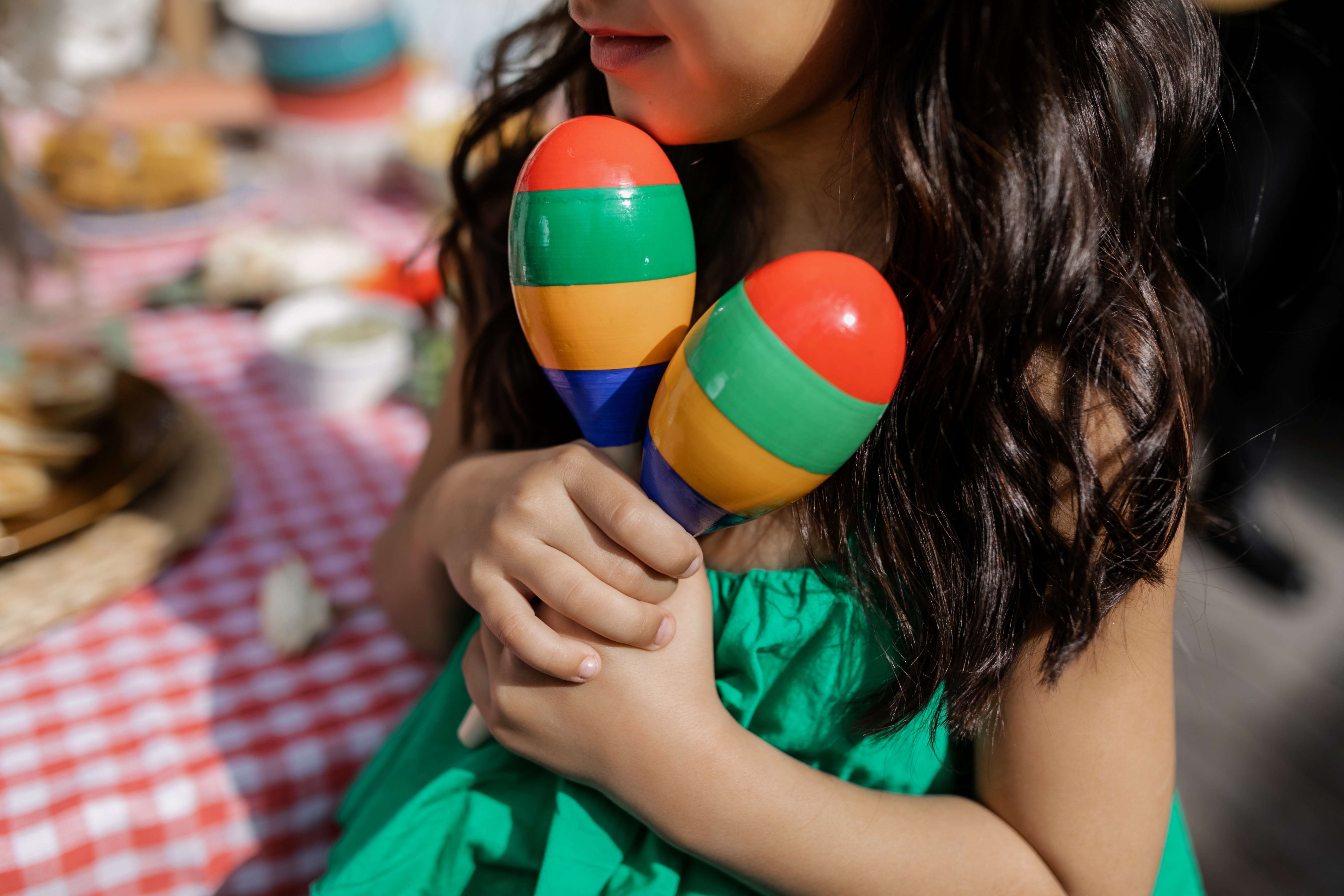 bambina con maracas