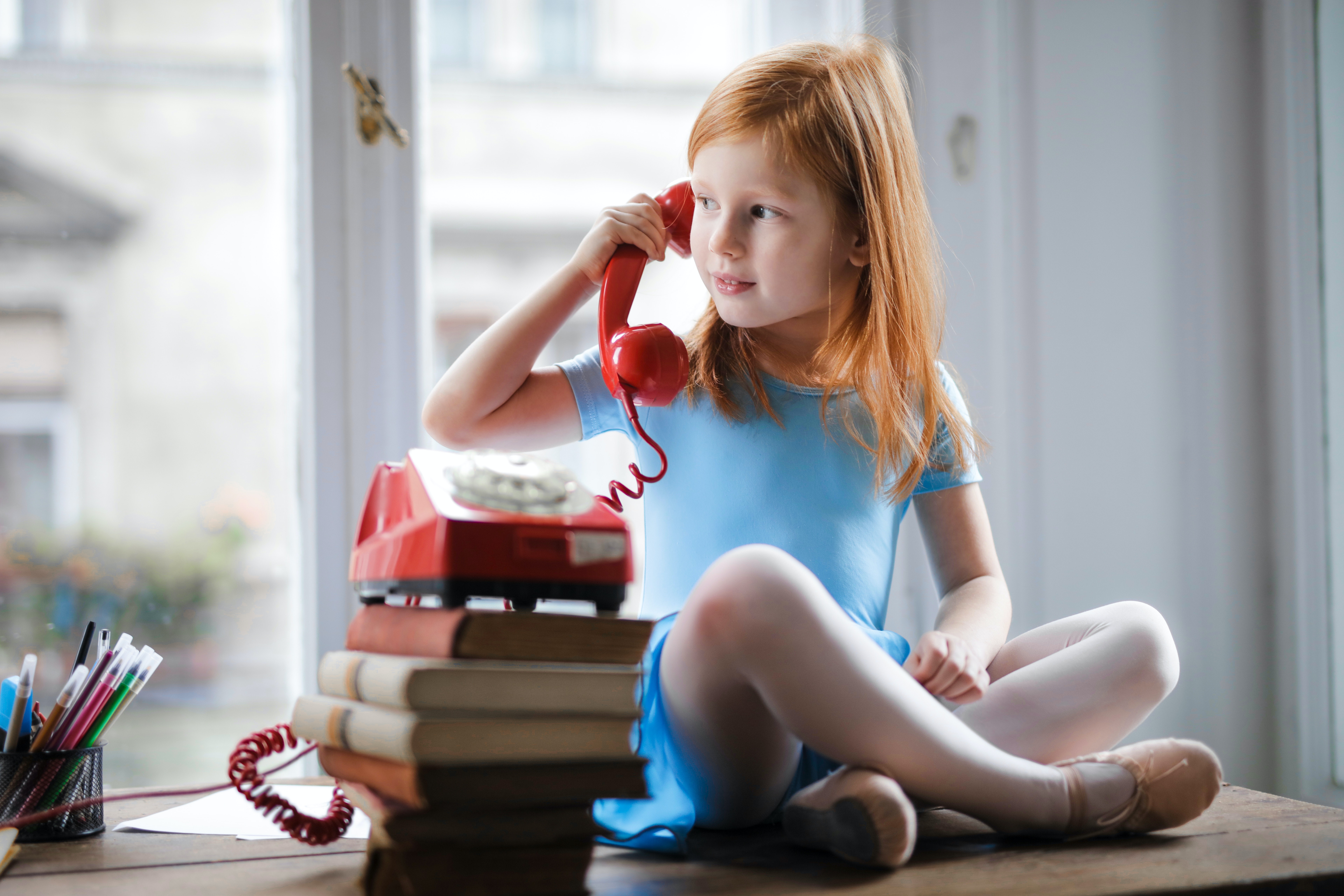 bimba parla al telefono