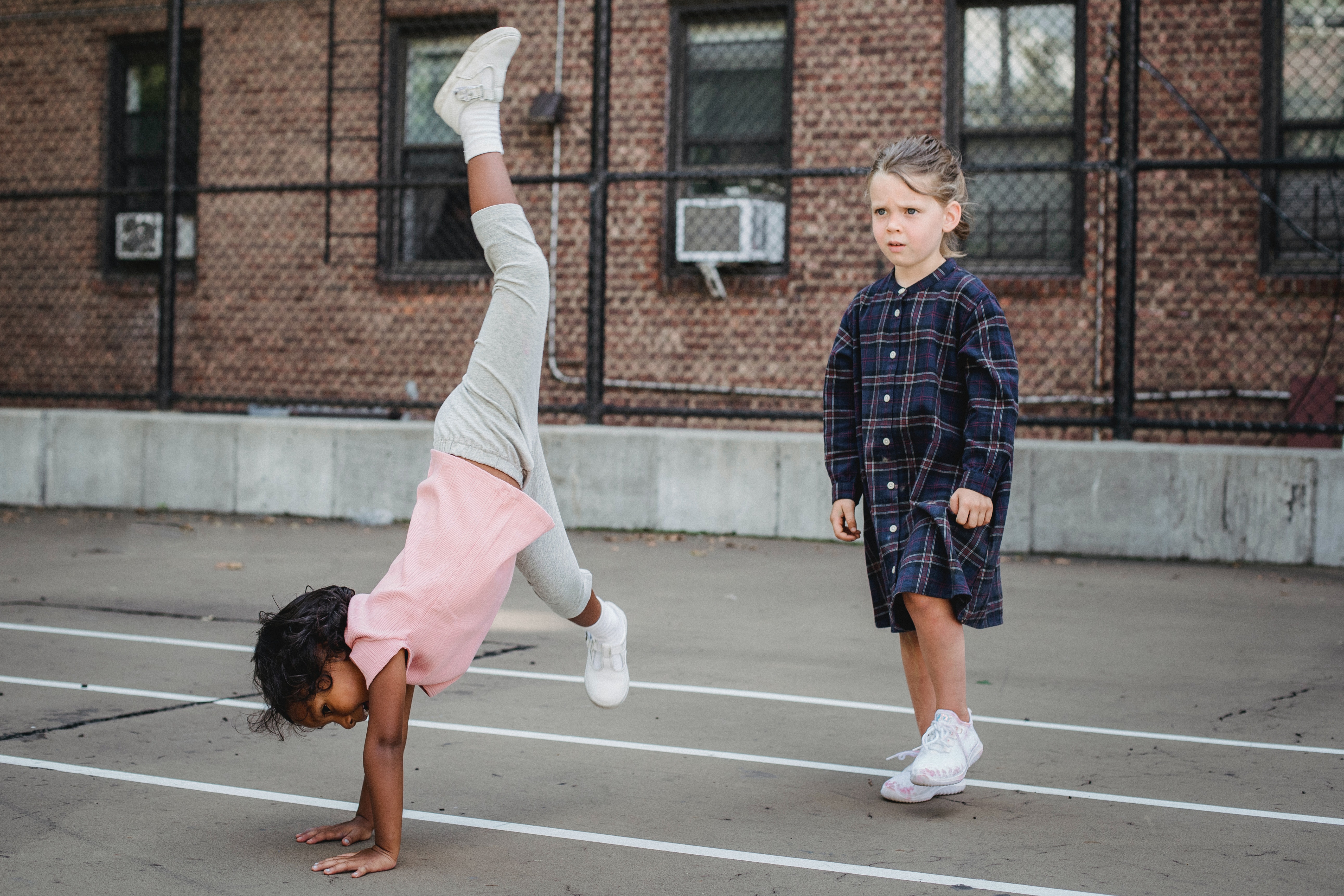 bambini fanno breakdance