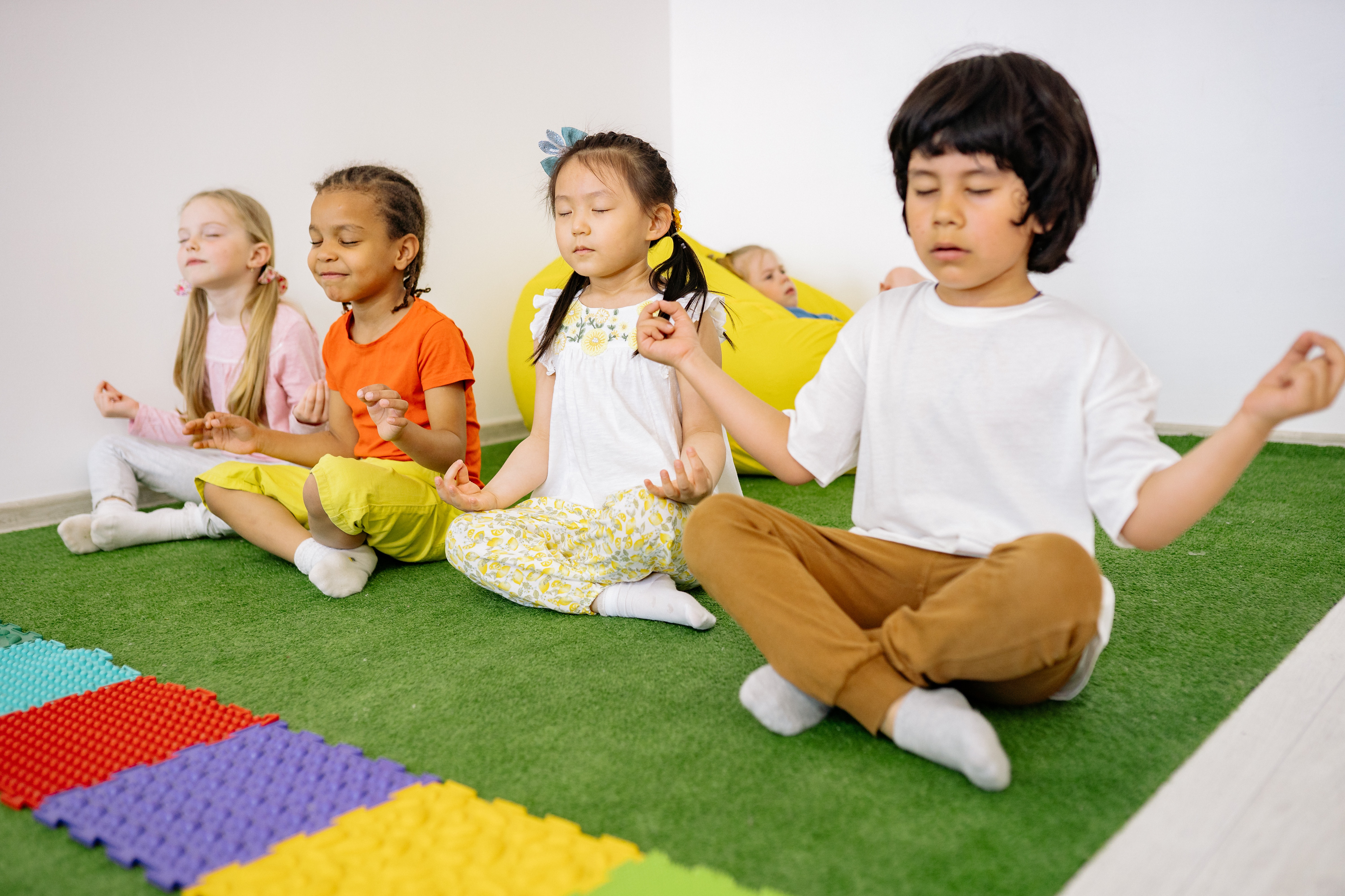 bambini meditano