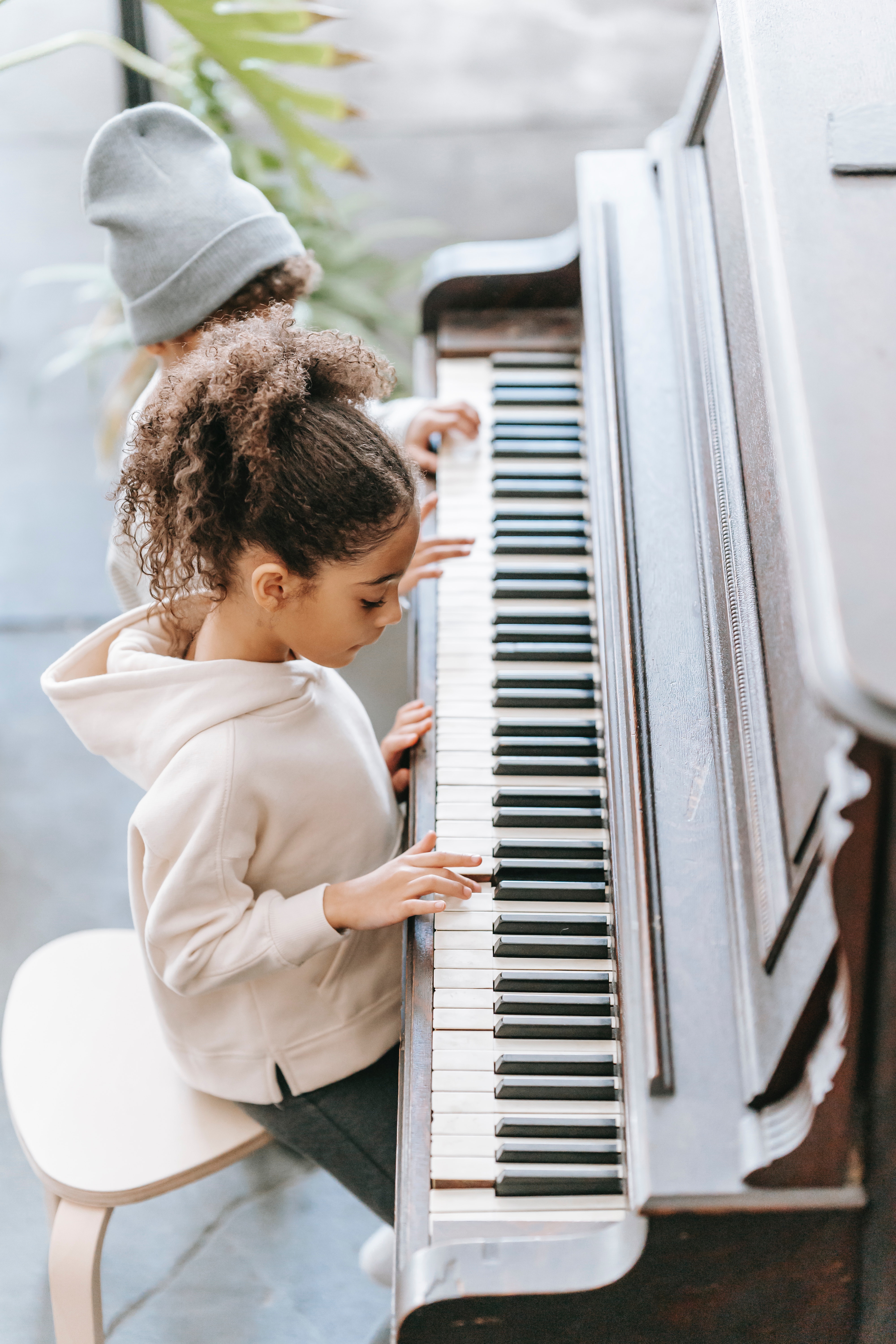 bambini suonano il pianoforte