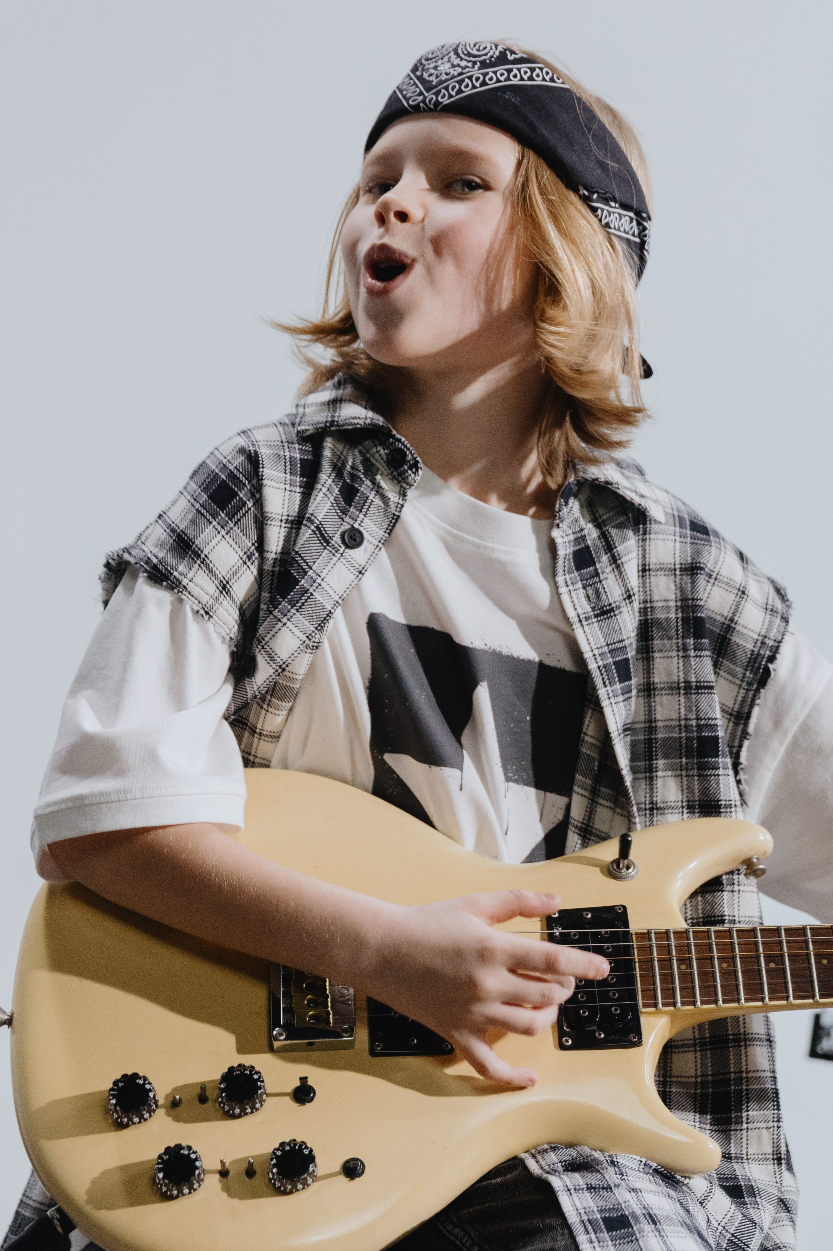 bambino suona la chitarra elettrica