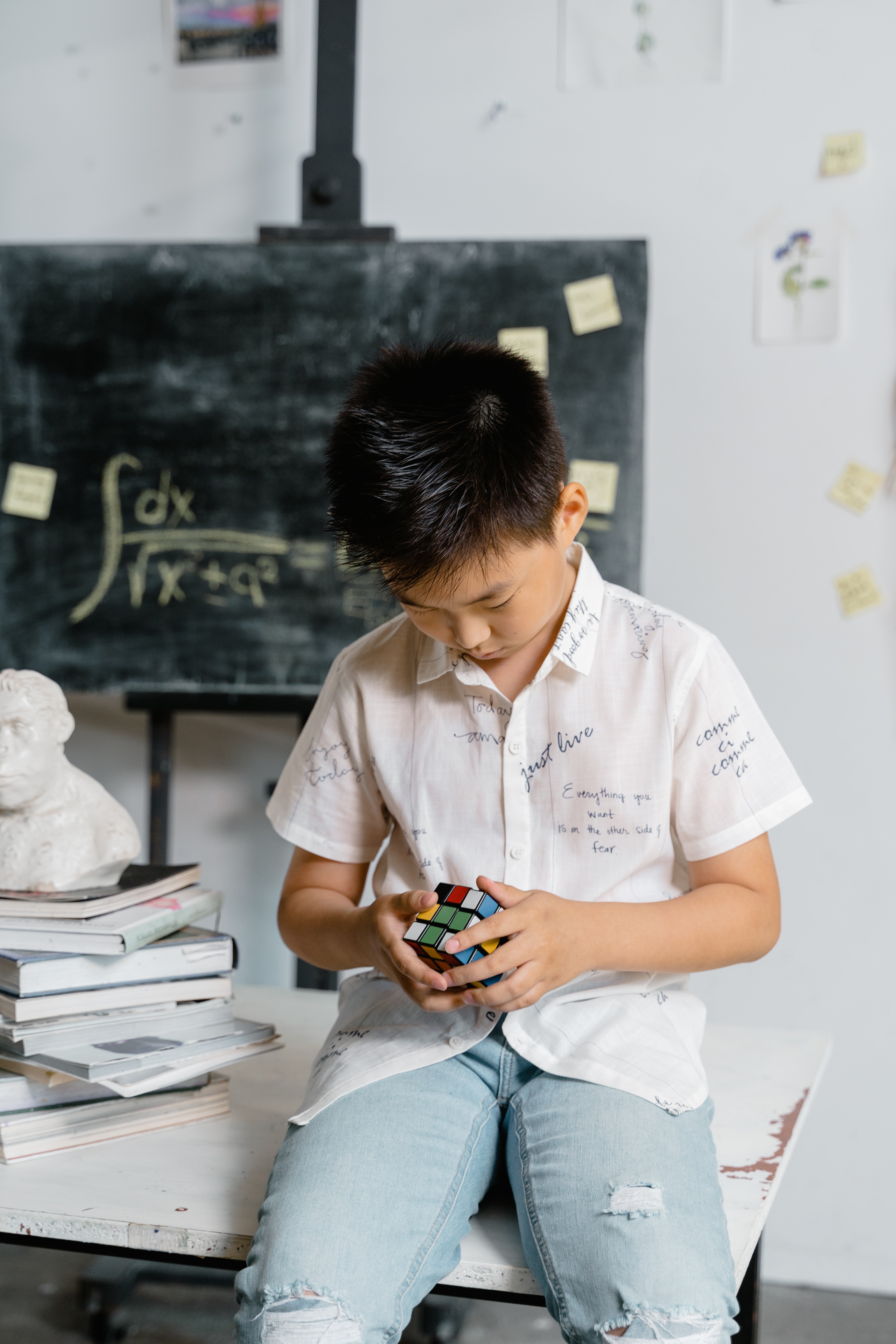 bambino fa il cubo di rubik