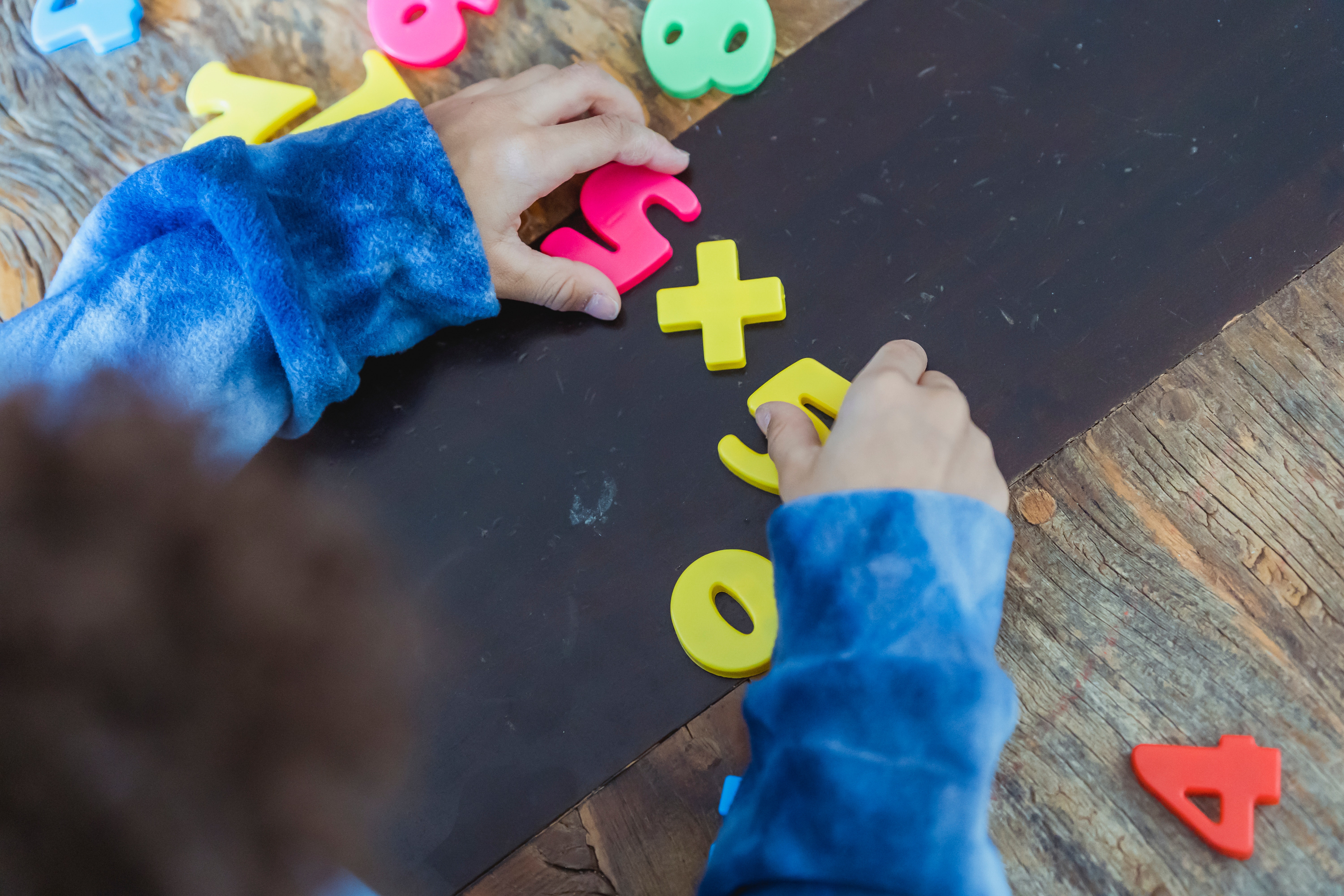 bambino fa le moltiplicazioni